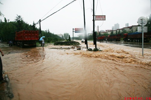 我市遭遇特大暴雨襲擊