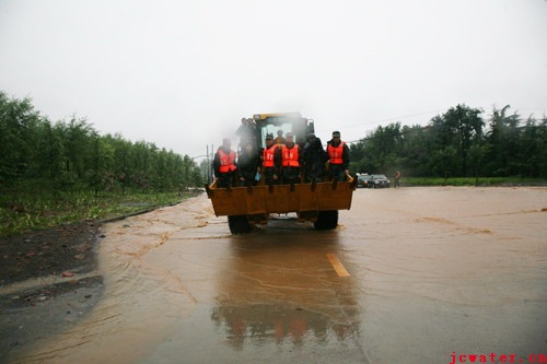 我市遭遇特大暴雨襲擊